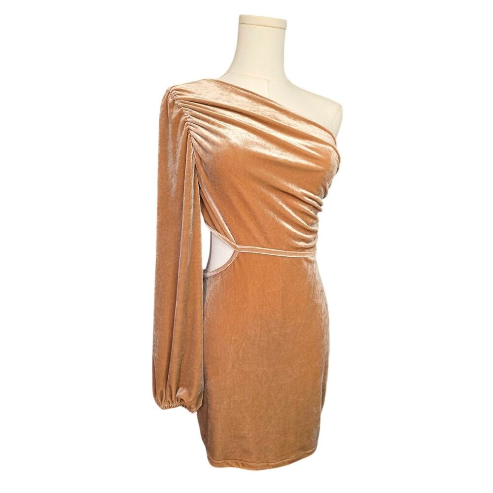 SIMPLEE Champagne Velvet One-Shoulder Open-Side Dress